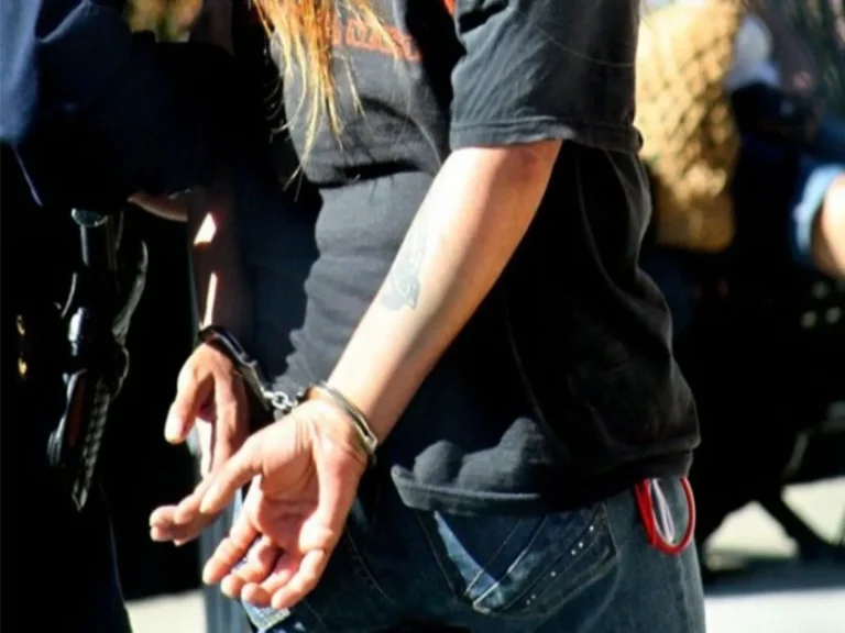 Συνελήφθη δασκάλα γιόγκας που έβαζε βόμβες σε φίλους της γιατί δεν της δάνειζαν χρήματα