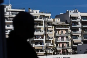 Παλιά, κενά και ακριβά: Το στεγαστικό παράδοξο της Ελλάδας
