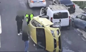 Ταξί μπήκε ανάποδα σε μονόδρομο και αναποδογύρισε – Εξαφανίστηκε ο οδηγός
