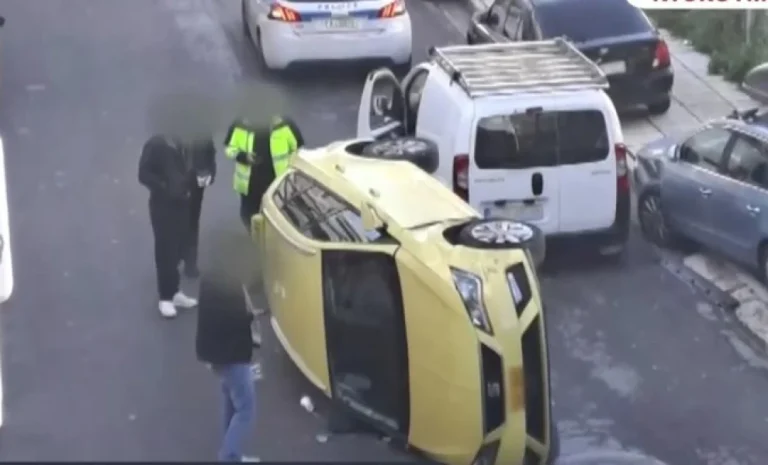 Ταξί μπήκε ανάποδα σε μονόδρομο και αναποδογύρισε – Εξαφανίστηκε ο οδηγός