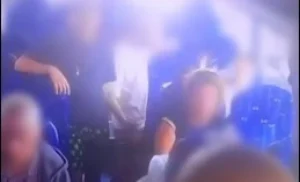 Βίντεο-σοκ: 13χρονος έβαλε φωτιά στα μαλλιά γυναίκας μέσα σε λεωφορείο