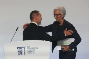 Κύκλοι Τσίπρα για Στουρνάρα: Διαβάζει το… λυσσάρι των γαλάζιων τρολ