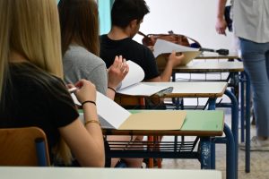 Αντιδρούν οι γονείς στο Εθνικό Απολυτήριο: «Δεν θα πειραματιστείτε με τα παιδιά μας»