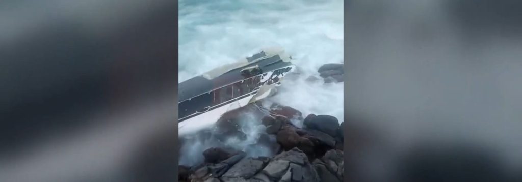Ελαφόνησος: Θαλαμηγός διαλύθηκε στα βράχια – Σώοι οι τέσσερις επιβάτες