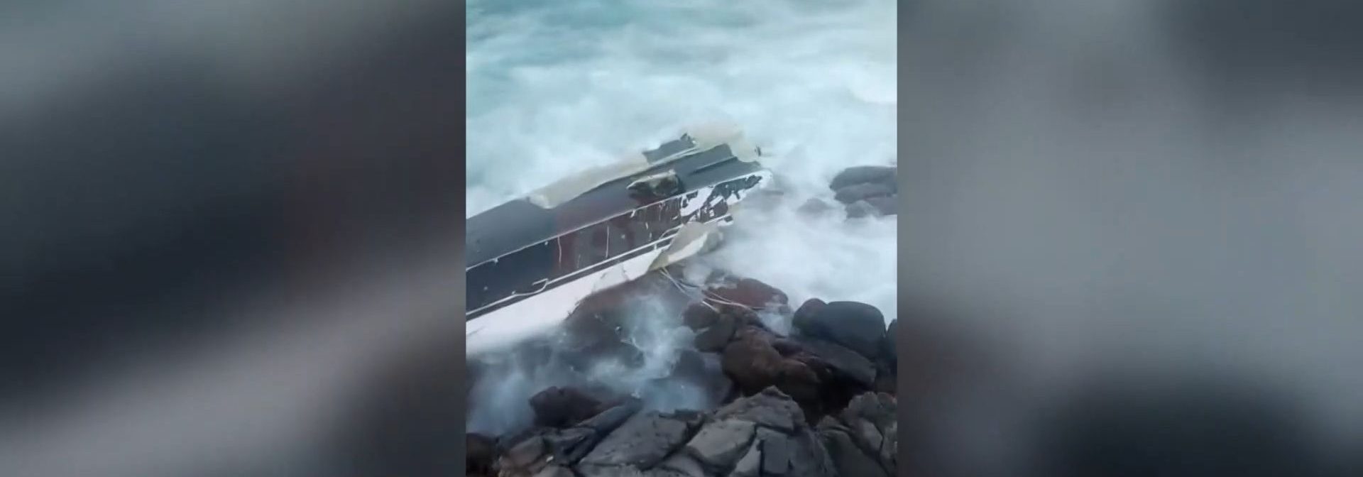Ελαφόνησος: Θαλαμηγός διαλύθηκε στα βράχια – Σώοι οι τέσσερις επιβάτες