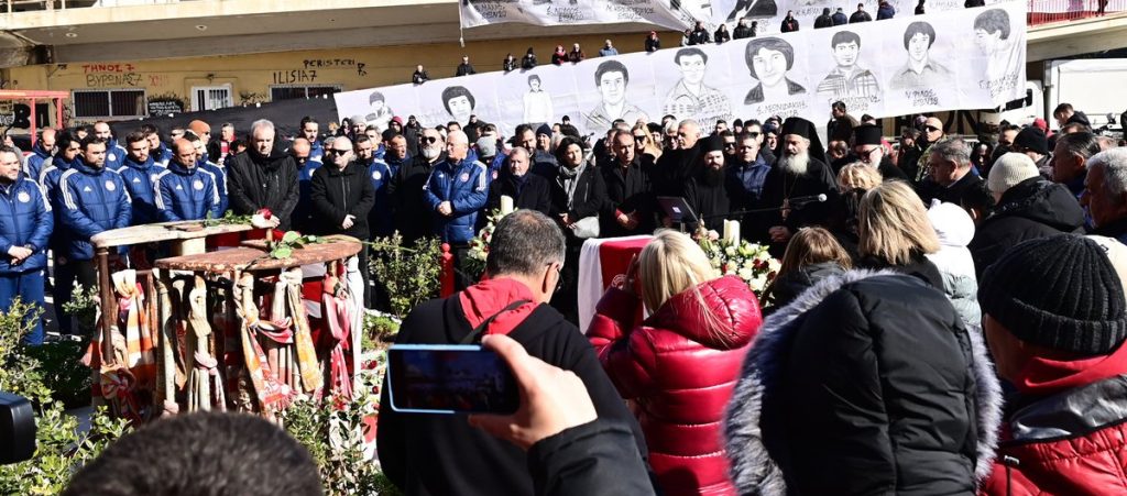 Ετήσιο μνημόσυνο – κατάθεση στεφάνων/κόσμος στο σημείο. Το ετήσιο μνημόσυνο στο “Γ. Καραϊσκάκης”, με φίλους και ανθρώπους του Ολυμπιακού να τιμούν τη μνήμη των 21 θυμάτων της Θύρας 7