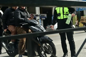 Καθημερινό μπλόκο της Τροχαίας: Πρόστιμα 150 ευρώ και αφαίρεση διπλώματος επί τόπου – Πού γίνονται οι έλεγχοι