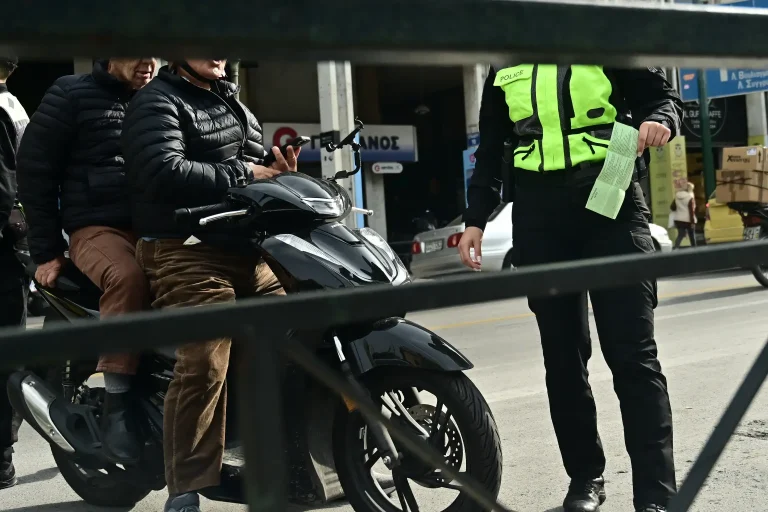 Σαρωτικό μπλόκο της Τροχαίας στην Αττική: 20 συλλήψεις και πάνω από 3.500 παραβάσεις