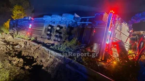 Νταλίκα-ψυγείο ανατράπηκε στην εθνική οδό Αθηνών–Λαμίας