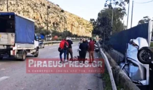 Σοκαριστικό τροχαίο στο Σχιστό: Αυτοκίνητο παρέσυρε πεζό και κατέληξε σε χαντάκι
