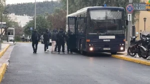 Στο εδώλιο οι κατηγορούμενοι για το κύκλωμα με τα λαθραία τσιγάρα – Στην Ευελπίδων οι «Πούτιν» και «Πρόεδρος»