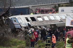Επιχειρήσεις διάσωσης στο σημείο της σύγκρουσης των δύο αμαξοστοιχιών στα Τέμπη, τη νύχτα της 28ης Φεβρουαρίου 2023.Credit: EUROKINISSI