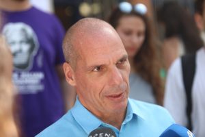 Στο εδώλιο ο Γιάνης Βαρουφάκης μετά τις δηλώσεις για ναρκωτικά. Στις 16 Δεκεμβρίου η δίκη