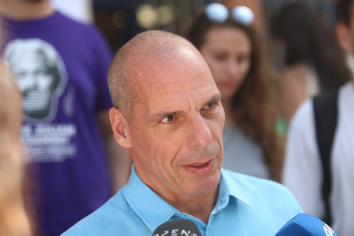 Στο εδώλιο ο Γιάνης Βαρουφάκης μετά τις δηλώσεις για ναρκωτικά. Στις 16 Δεκεμβρίου η δίκη