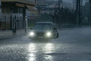 Τα λάθη που κάνουν την οδήγηση στη βροχή επικίνδυνη