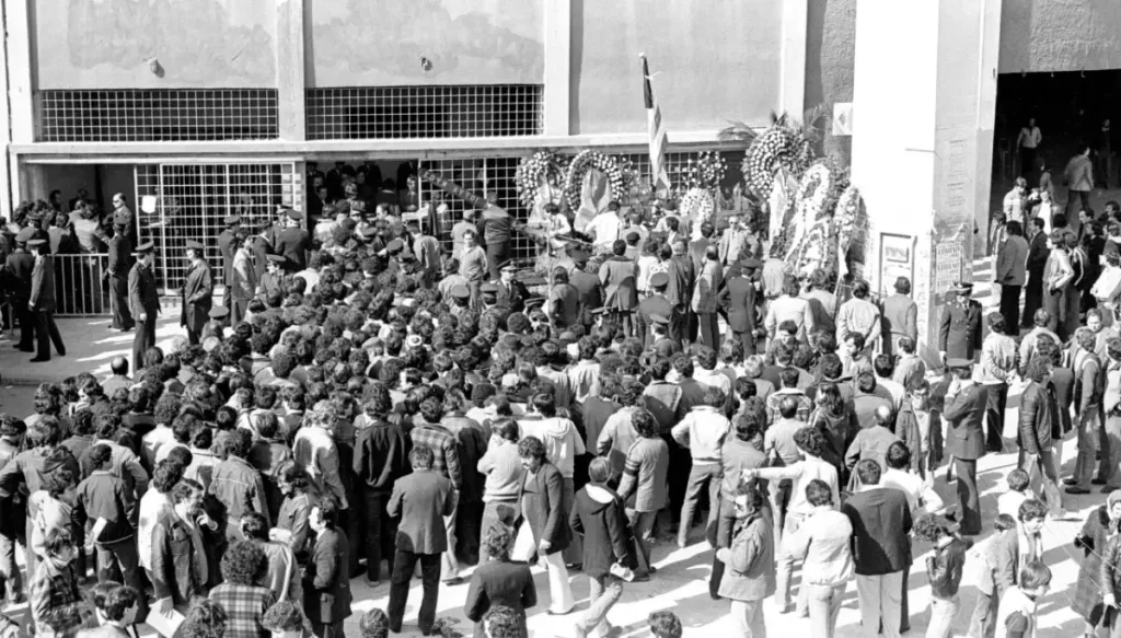 Στιγμιότυπο από τις 8 Φεβρουαρίου 1981 στο γήπεδο του Καραϊσκάκη. Φίλαθλοι