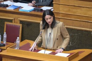 Κεραμέως στη Βουλή: Μεγαλύτερα κέρδη στους εργαζόμενους μέσω ΣΣΕ