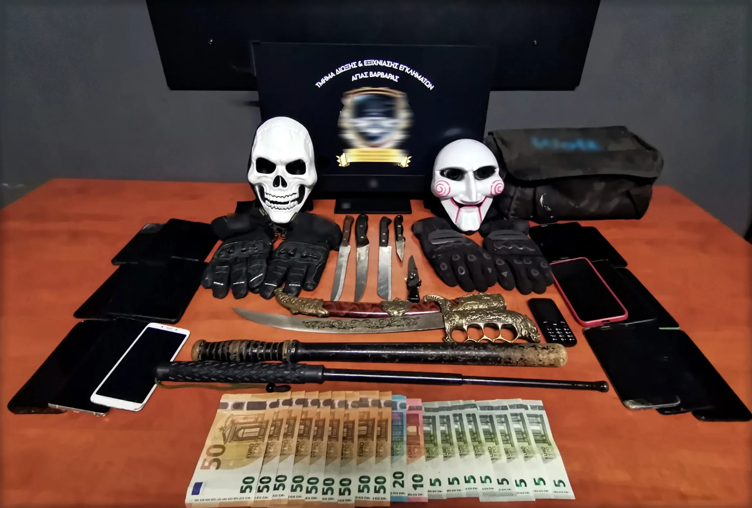 Με κουκούλες και μαχαίρια λήστευαν ντελίβερι σε Αγία Βαρβάρα, Κορυδαλλό και Κερατσίνι – Πώς τους την έστηναν