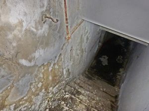 Είσοδος καταφυγίου στο λιμάνι του Πειραιά