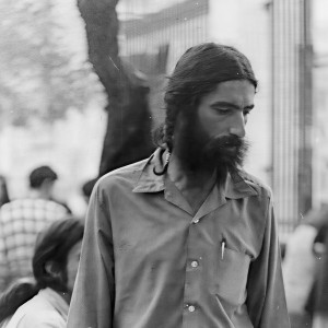 Ο Νικόλας Άσιμος σε φωτογραφία αρχείου. Ο αντισυμβατικός τραγουδοποιός που σημάδεψε την ελληνική μουσική σκηνή. Πηγή: αρχειακό φωτογραφικό υλικό.