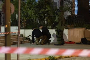 Στη φυλακή ο Σουδανός που απείλησε με χειροβομβίδες έξω από τη ΓΑΔΑ