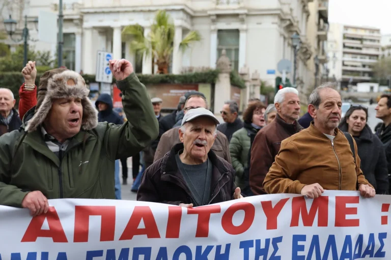 Συγκέντρωση συνταξιούχων στο Σύνταγμα – Πορεία προς το Μαξίμου