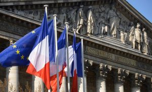 Χαμός στη Γαλλία: «Χίτλερ» vs «Ζιελίνσκι» στις εκλογές