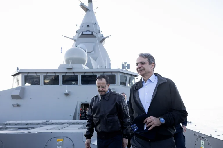 Μητσοτάκης και Χριστοδουλίδης στη φρεγάτα «Κίμων» – Το μήνυμα για την άμυνα της Κύπρου