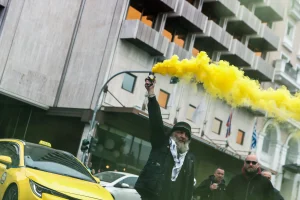 Κλιμακώνουν οι οδηγοί ταξί – Μέχρι πότε θα κρατήσει η απεργία