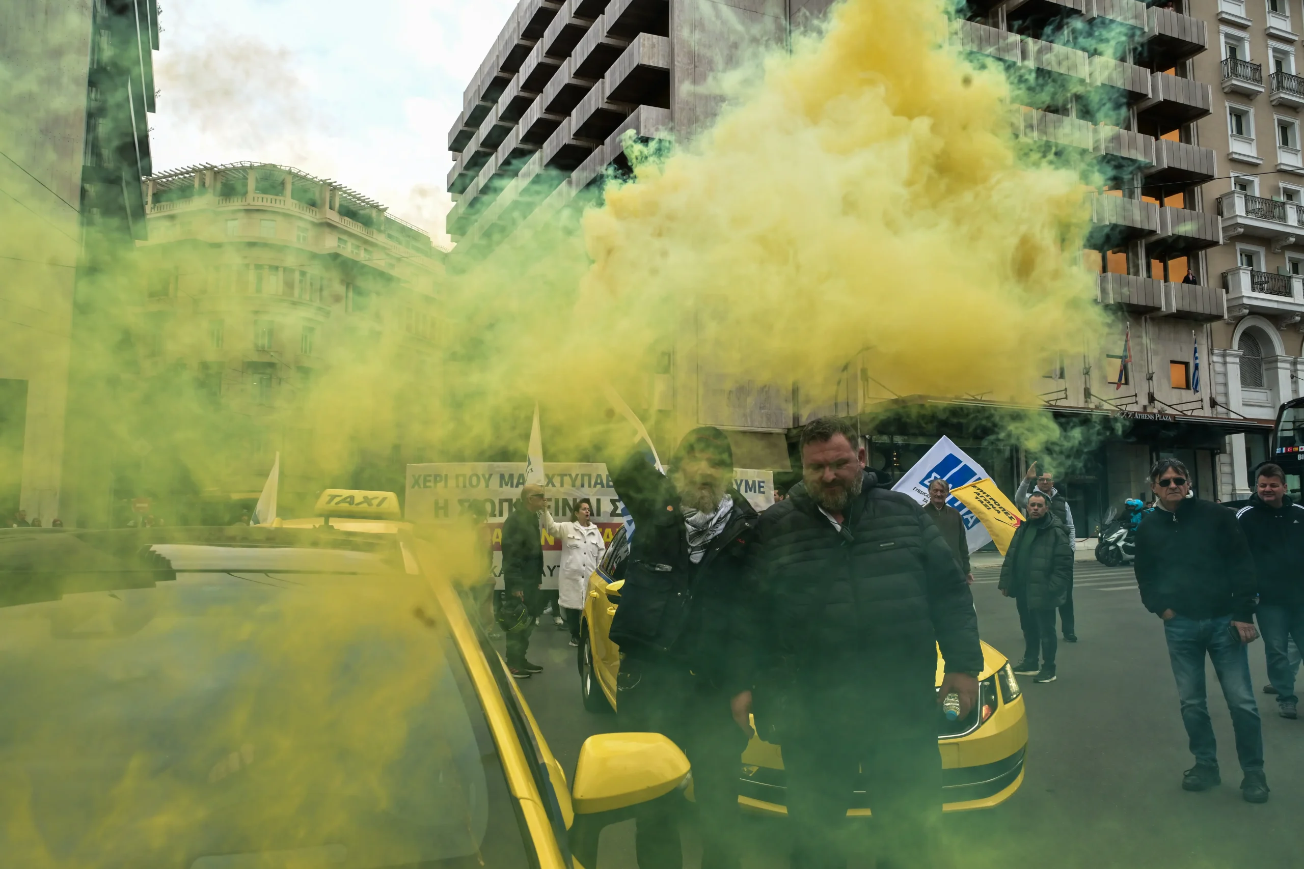 Ταξί: Πορεία στη Βουλή με καπνογόνα – Συνεχίζονται οι κινητοποιήσεις