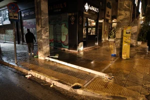 Οι πρώτες εικόνες από το αυτοκίνητο που «καρφώθηκε» σε καφετέρια στα Εξάρχεια