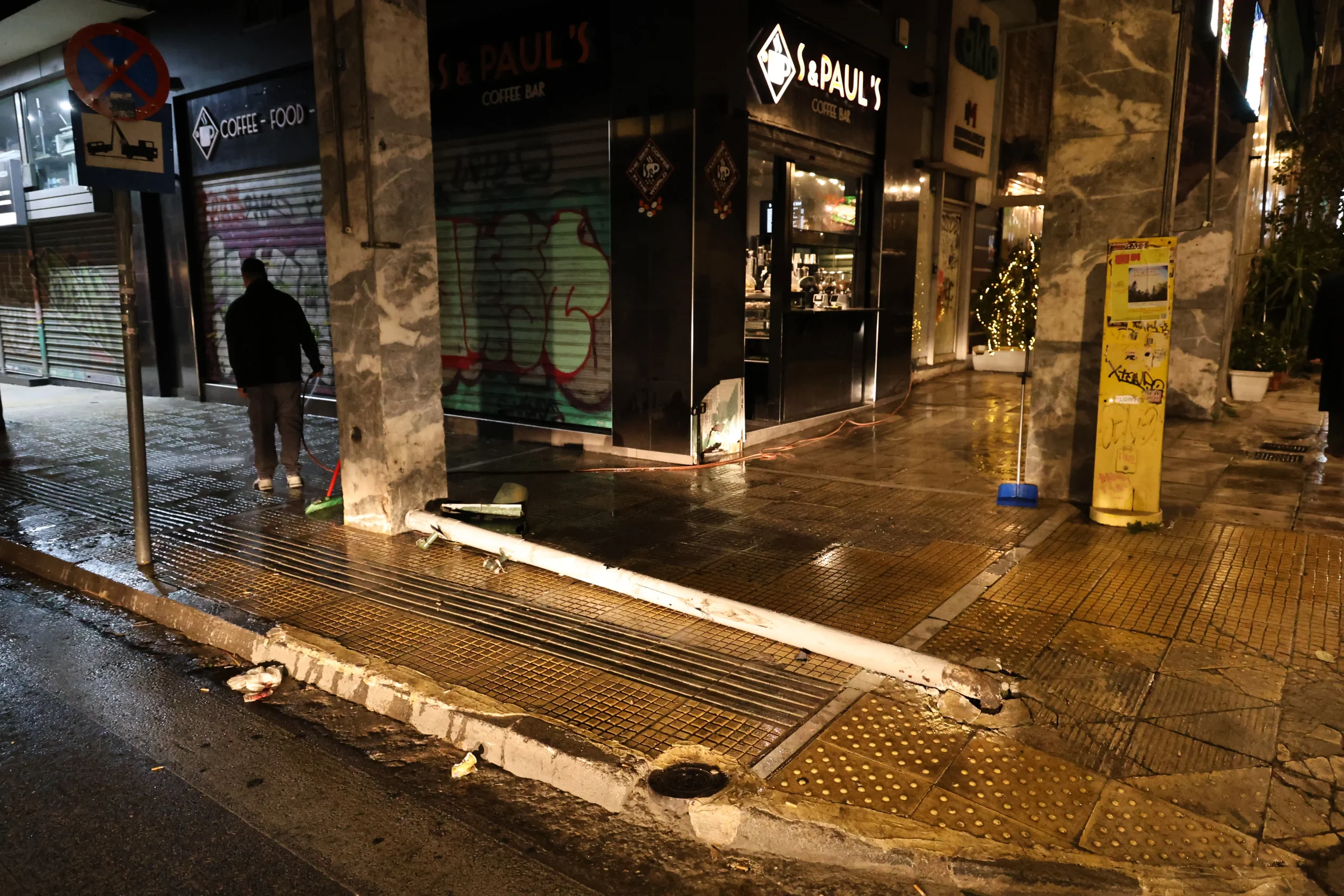 Οι πρώτες εικόνες από το αυτοκίνητο που «καρφώθηκε» σε καφετέρια στα Εξάρχεια