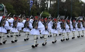 25η Μαρτίου: Οι Εύζωνες άνοιξαν τη στρατιωτική παρέλαση στην Αθήνα