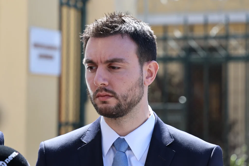 Ομόφωνα ένοχος ο Φλώρος για τη βιαιοπραγία στη Βουλή – Ποινή 4 ετών με αναστολή