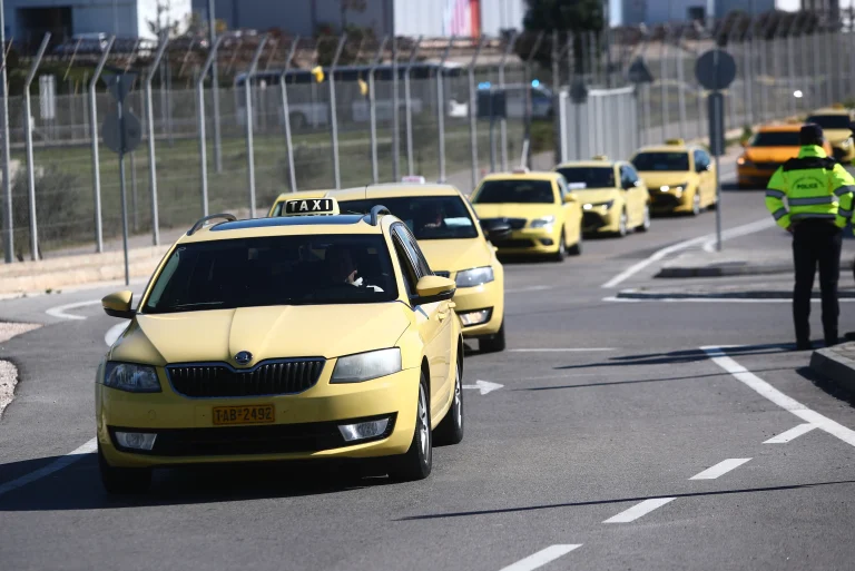 Απεργία ταξί: Συνεχίζονται οι κινητοποιήσεις στην Αττική