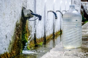 Αποστολή εμφιαλωμένων νερών στην Αίγινα από το ΕΕΑ