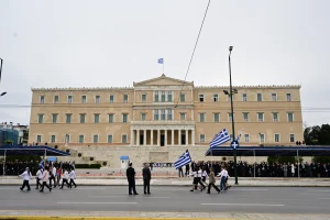 Σύνταγμα: Μαθητική παρέλαση σήμερα – Πού απαγορεύεται η κυκλοφορία