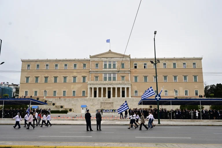 Σύνταγμα: Μαθητική παρέλαση σήμερα – Πού απαγορεύεται η κυκλοφορία