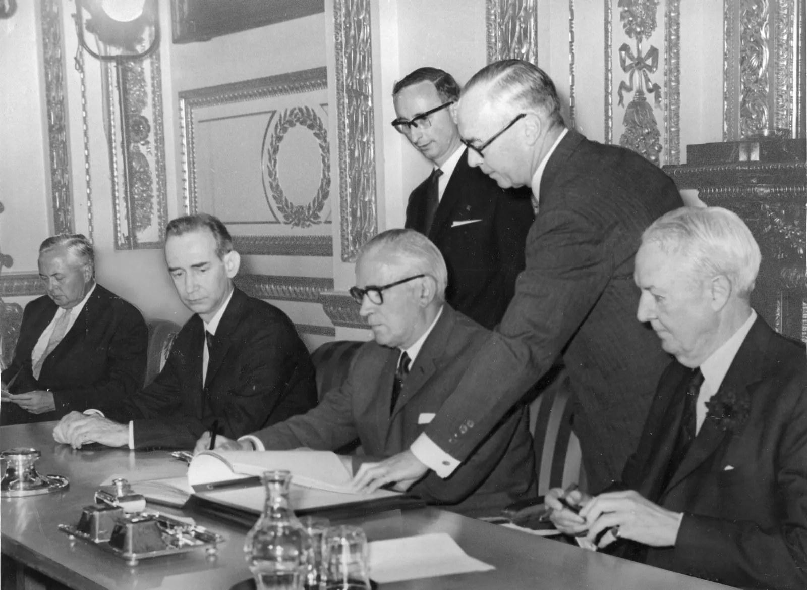 Η υπογραφή της Συνθήκης Μη Διάδοσης Πυρηνικών Όπλων το 1968, που αποτέλεσε τη βάση για την έναρξη ισχύος της το 1970.