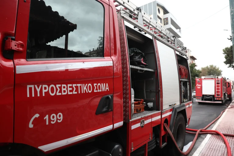 Πάτρα: Συναγερμός για δύο πυρκαγιές σε επιχείρηση εστίασης και εργοστάσιο