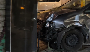 Τροχαίο στα Εξάρχεια: Αυτοκίνητο έπεσε σε καφετέρια – Ένας τραυματίας