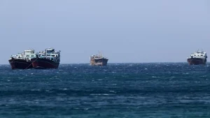 Δεξαμενόπλοια με πετρέλαιο του Ιράν διασχίζουν το στενό...