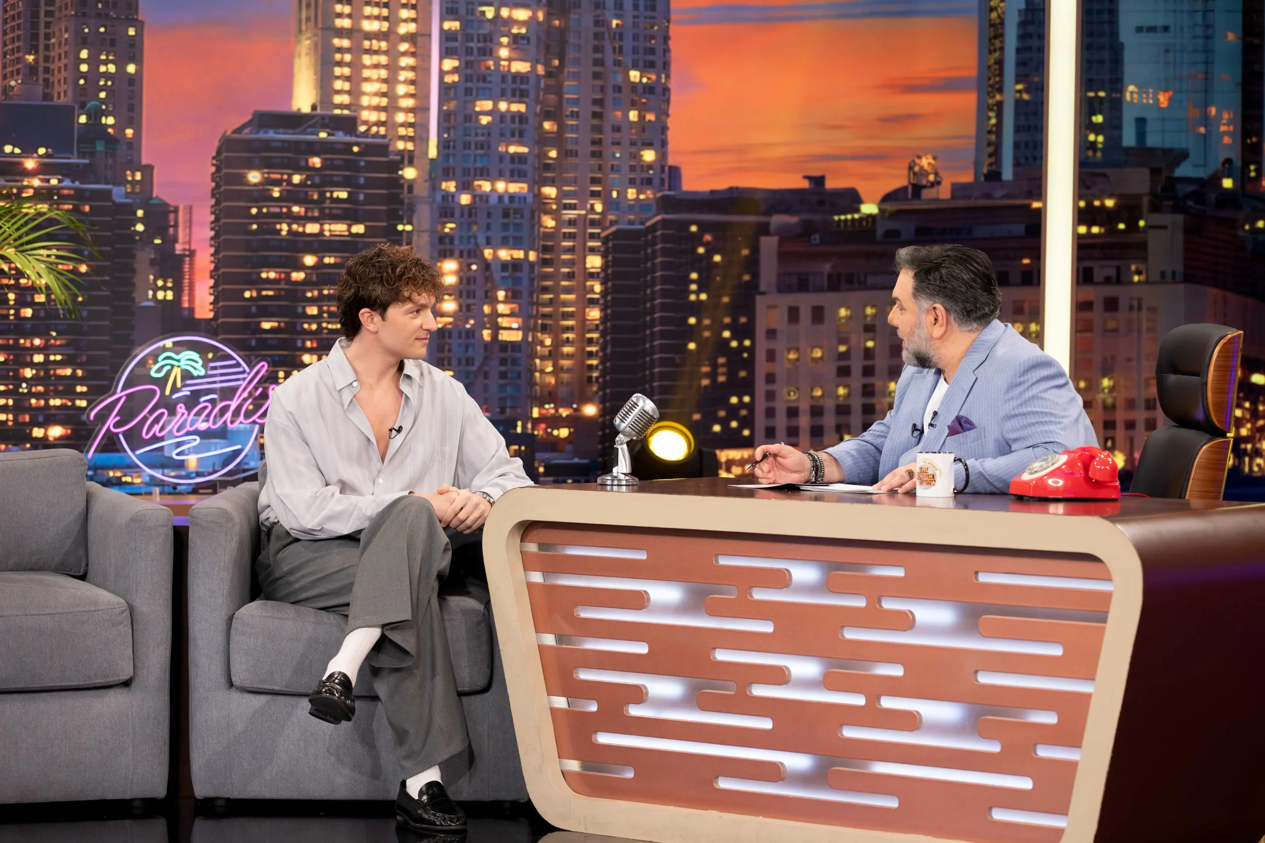 Ο Μιχαήλ Ταμπακάκης στο The 2Night Show με Γρηγόρη Αρναούτογλου (Πηγή φωτογραφίας: ΑΝΤ1)