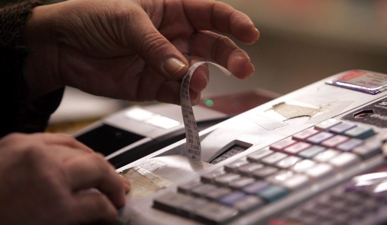 Έξτρα φόρος 22% για τις αποδείξεις: Ποιοι κινδυνεύουν