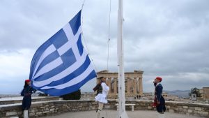 Η έπαρση της ελληνικής σημαίας στην Ακρόπολη – Ξεκίνησαν οι εορτασμοί της 25ης Μαρτίου