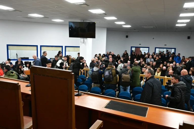 Δίκη Τεμπών: Σε μεγαλύτερη αίθουσα η συνέχεια της διαδικασίας