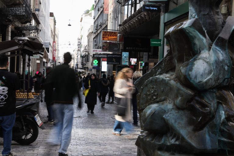 Ακρίβεια: Τρόφιμα και καύσιμα «γονάτισαν» το λιανεμπόριο – Πού εξαφανίστηκε το δώρο Πάσχα