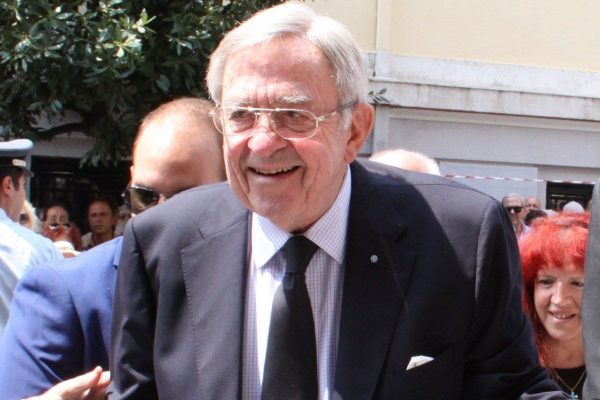 Ο Κωνσταντίνος Β΄ σε δημόσια εμφάνισή του στην Αθήνα, χρόνια μετά την κατάργηση της μοναρχίας και την επιστροφή του στην Ελλάδα.