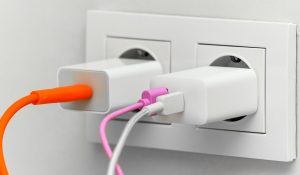 Γιατί δεν πρέπει να αφήνετε τον φορτιστή μόνιμα στην πρίζα