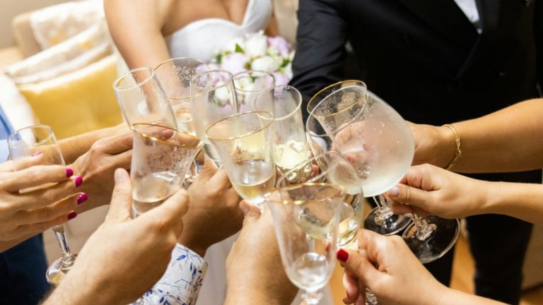Η ΑΑΔΕ φέρνει ψηφιακό πελατολόγιο σε γάμους, βαπτίσεις και δεξιώσεις